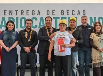 Eduardo Ramírez entrega becas Rosario Castellanos en Tuxtla