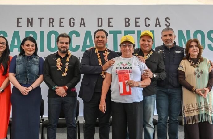 Eduardo Ramírez entrega becas Rosario Castellanos en Tuxtla