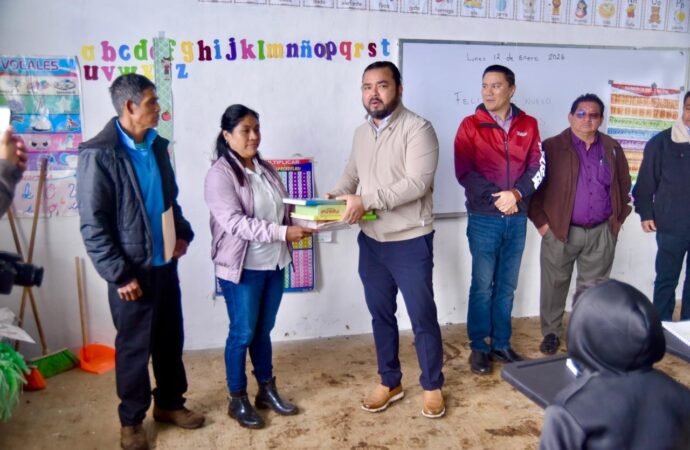 Fortalecen educación indígena en Unidad Tierra Colorada con entrega de libros y material deportivo