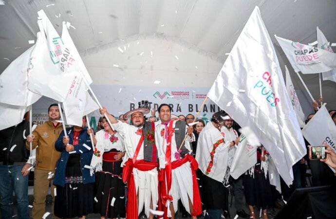 En Huixtán, Eduardo Ramírez levanta segunda bandera blanca por la alfabetización