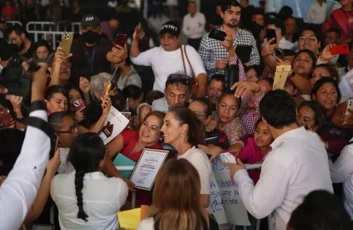 Claudia Sheinbaum entrega 200 viviendas Infonavit en Veracruz