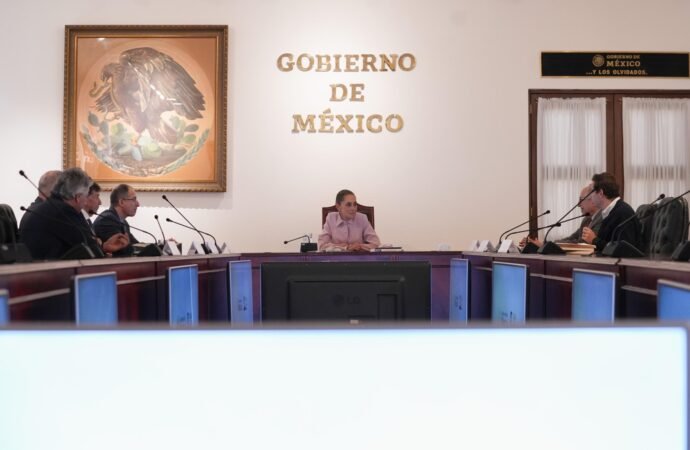 Sheinbaum firma acuerdo con farmacéuticas para producir vacunas en México.